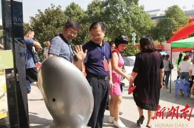 湖南民族职业学院机器人迎新